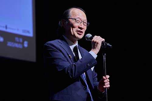 壇上で話す村上会長