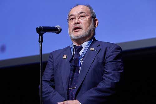 小田島副会長壇上で話す