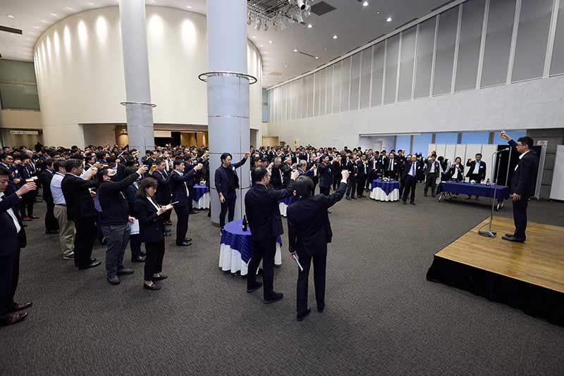 大盛況の懇親会の様子