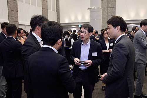 大盛況の懇親会で名刺交換