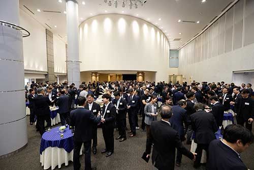 大盛況の懇親会で名刺交換全景