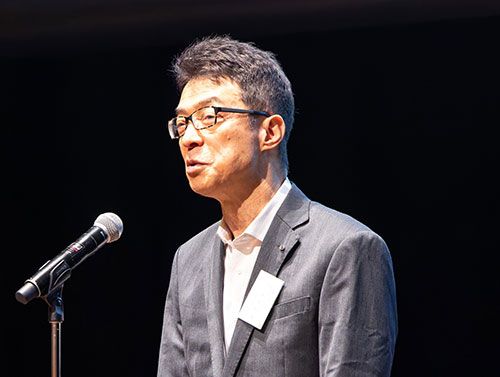 壇上で話す原田会長