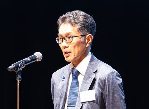 菅田副会長壇上で話す