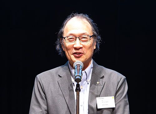 村上顧問長壇上で話す