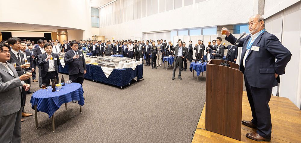 大盛況の懇親会の様子