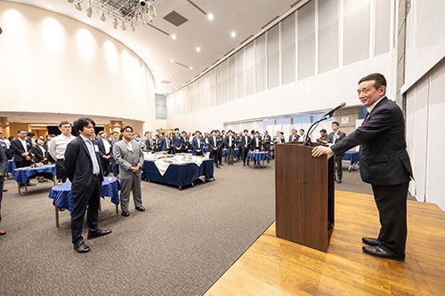 大盛況の懇親会で名刺交換