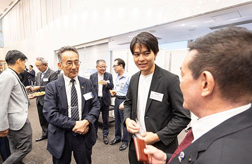 大盛況の懇親会で名刺交換全景